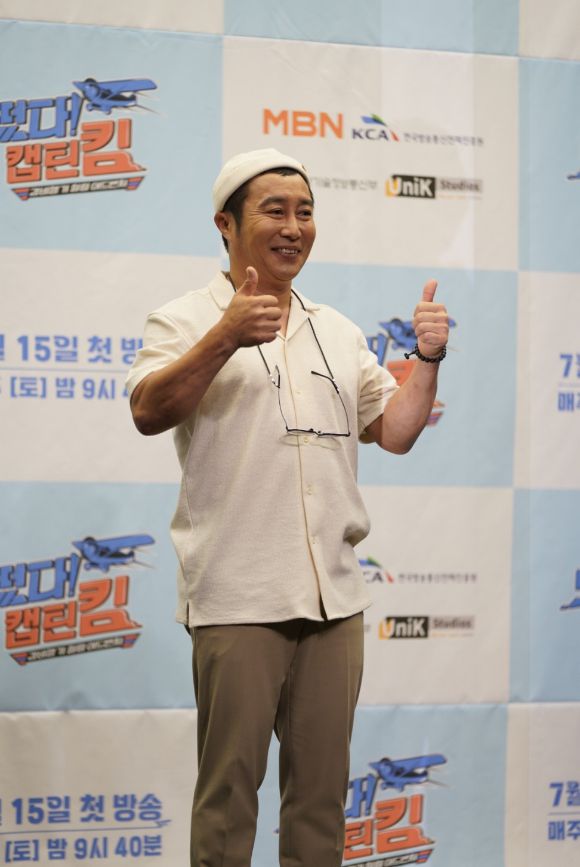 14일 서울 상암동 스탠포드호텔에서 열린 MBN 새 예능프로그램 '경비행기 힐링 어드벤처-떴다! 캡틴 킴' 제작발표회에서 김병만과 박성광, 정일우, 박은석, 서동주가 참석해 포토타임을 갖고 있다. [사진=MBN]