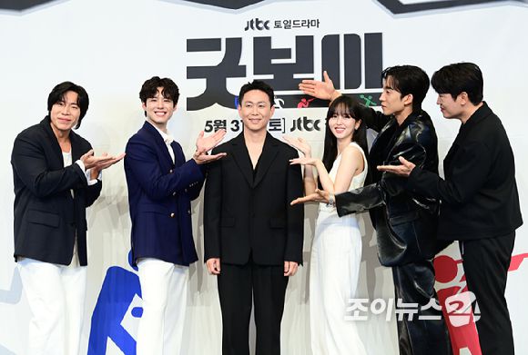 (왼쪽부터)배우 태원석-박보검-오정세-김소현-이상이-허성태가 29일 오후 서울 구로구 신도림동 더 링크 서울 트리뷰트 포트폴리오 호텔에서 열린 JTBC 토일 드라마 '굿보이' 제작발표회에 참석하고 있다. [사진=정소희 기자]