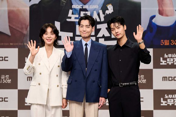 배우 정경호 설인아 차학연이 30일 MBC 새 금토드라마 '노무사 노무진' 제작발표회에서 포즈를 취하고 있다. [사진=MBC]