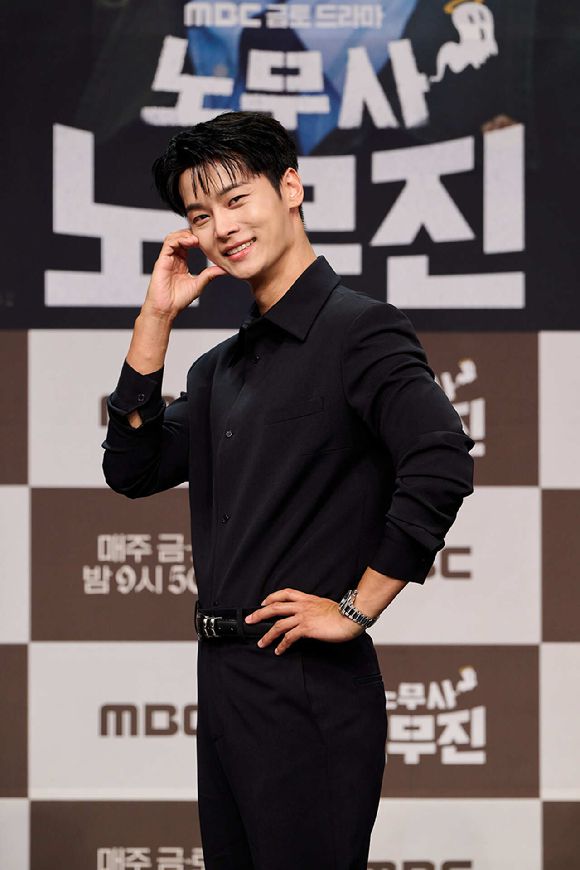 배우 차학연이 30일 MBC 새 금토드라마 '노무사 노무진' 제작발표회에서 포즈를 취하고 있다. [사진=MBC]