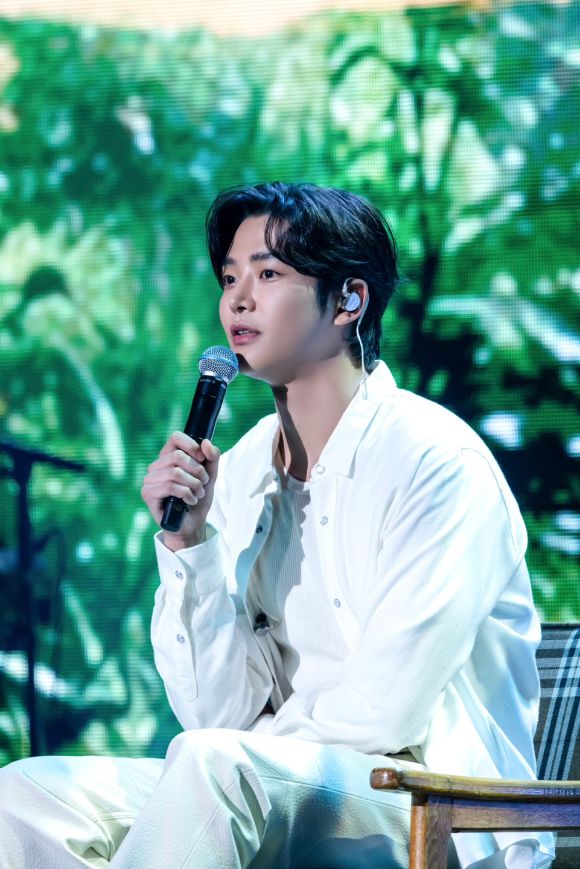 배우 로운이 국내 단독 팬미팅에서 팬들을 만나고 있다. [사진=FNC엔터테인먼트]