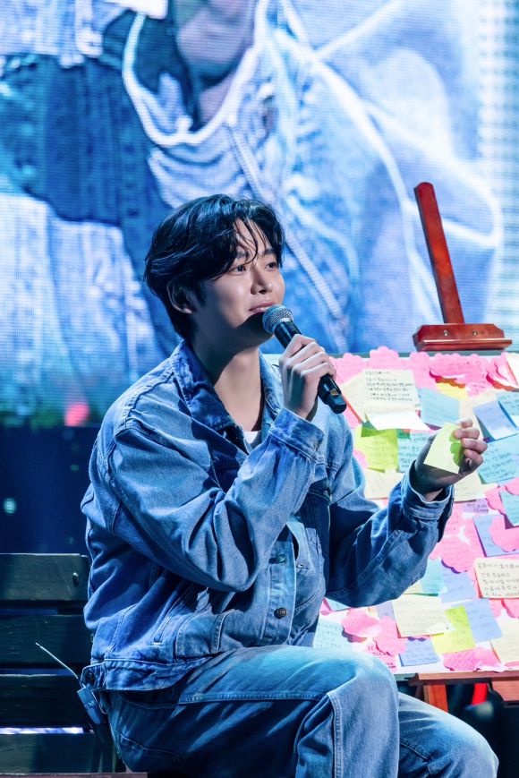 배우 로운이 국내 단독 팬미팅에서 팬들을 만나고 있다. [사진=FNC엔터테인먼트]