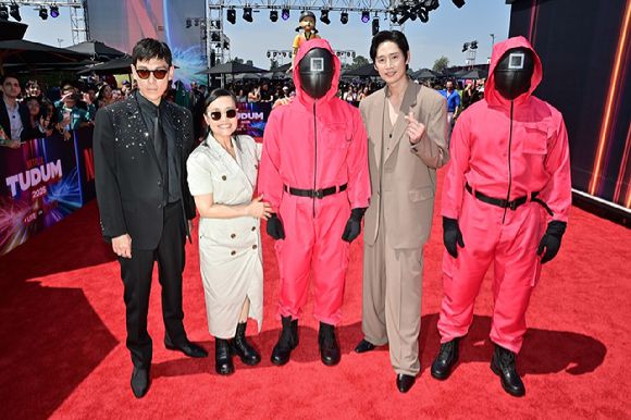 6월 1일 미국 로스앤젤레스 기아 포럼(Kia Forum)에서 개최된 'TUDUM(투둠) 2025'에 박성훈, 강애심, 최승현이 참석해 기념 사진을 촬영하고 있다. [사진=넷플릭스]