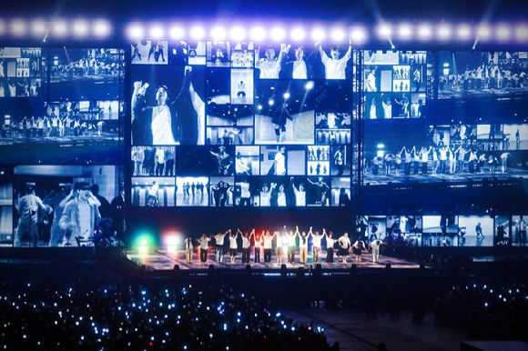 제이홉이 일본 교세라 돔 오사카에서 ‘j-hope Tour ‘HOPE ON THE STAGE’ in JAPAN’을 개최하고 무대를 선보이고 있다. [사진=빅히트뮤직]