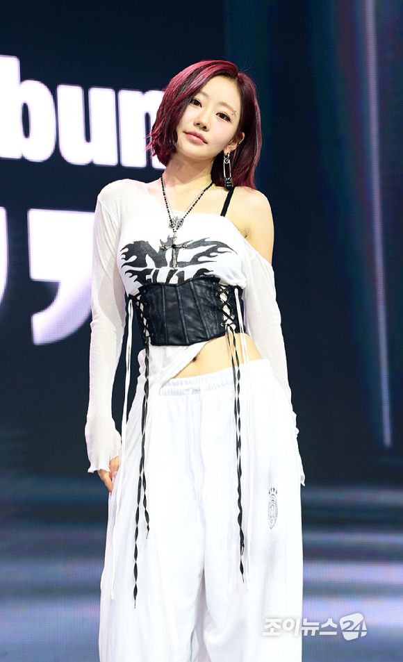 그룹 키스오브라이프 쥴리가 9일 오후 서울 광진구 예스24 라이브홀에서 열린 KISS OF LIFE(키스오브라이프) 미니 4집 앨범 '224'(투투포) 쇼케이스에 참석하고 있다. [사진=정소희 기자]