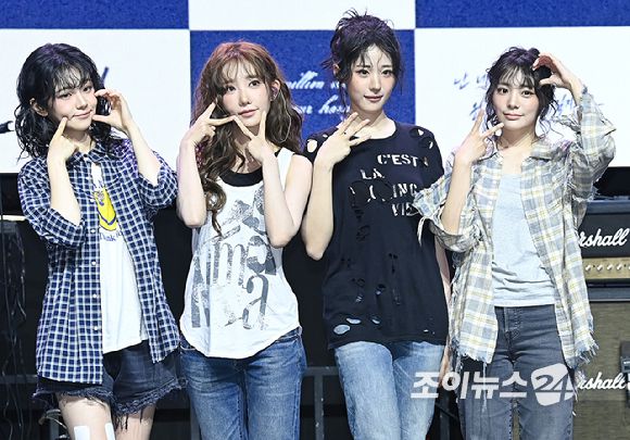 걸밴드 QWER(큐더블유이알)이 9일 오후 서울 서대문구 예스24 원더로크홀에서 열린 미니 3집 발매 기념 미디어 쇼케이스에서 포토타임을 갖고 있다. [사진=곽영래 기자]