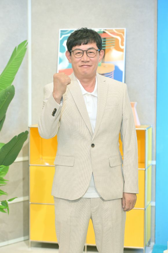 코미디언 이경규가 25일 온라인으로 진행된 KBS 2TV 새 예능 '요즘것들이 수상해' 제작발표회에 참석해 포즈를 취하고 있다. [사진=KBS]