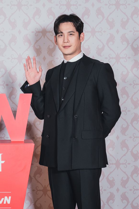 배우 박기웅이 7일 온라인으로 진행된 tvN 새 토일드라마 '판도라 : 조작된 낙원' 제작발표회에 참석해 포즈를 취하고 있다. [사진=tvN]