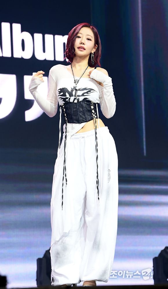 그룹 키스오브라이프 쥴리가 9일 오후 서울 광진구 예스24 라이브홀에서 열린 KISS OF LIFE(키스오브라이프) 미니 4집 앨범 '224'(투투포) 쇼케이스에 참석하고 있다. [사진=정소희 기자]