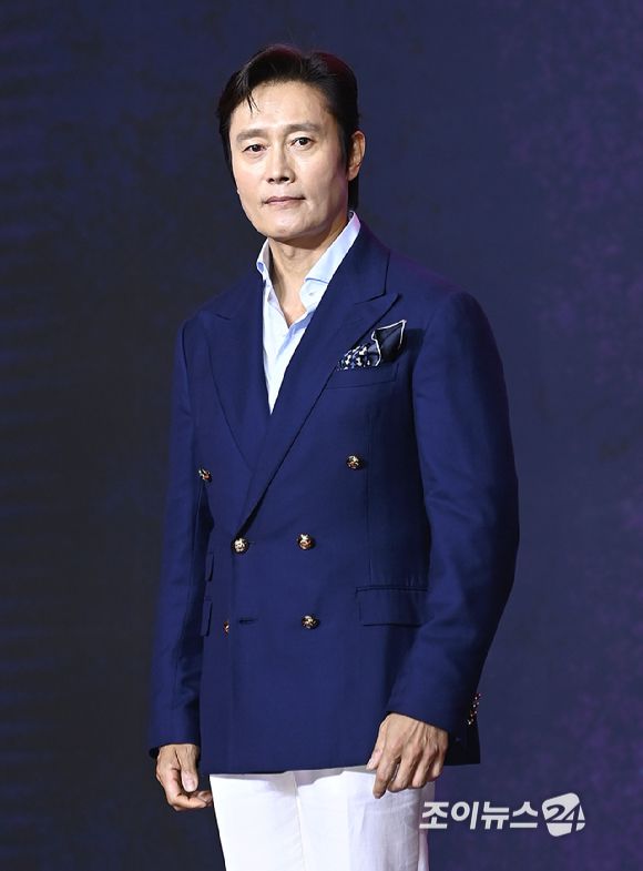 배우 이병헌이 9일 서울 용산구 서울드래곤시티에서 열린 오징어 게임 시즌3 제작발표회에서 포토타임을 갖고 있다.[사진=곽영래 기자]