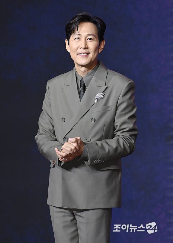 배우 이정재가 9일 서울 용산구 서울드래곤시티에서 열린 오징어 게임 시즌3 제작발표회에서 포토타임을 갖고 있다.[사진=곽영래 기자]