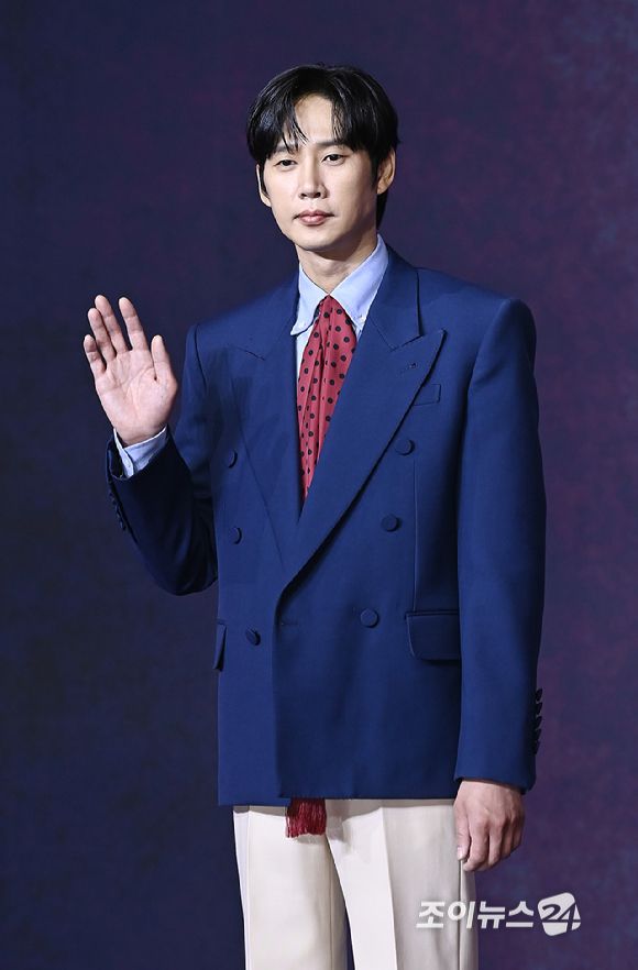 배우 박성훈이 9일 서울 용산구 서울드래곤시티에서 열린 오징어 게임 시즌3 제작발표회에서 포토타임을 갖고 있다.[사진=곽영래 기자]