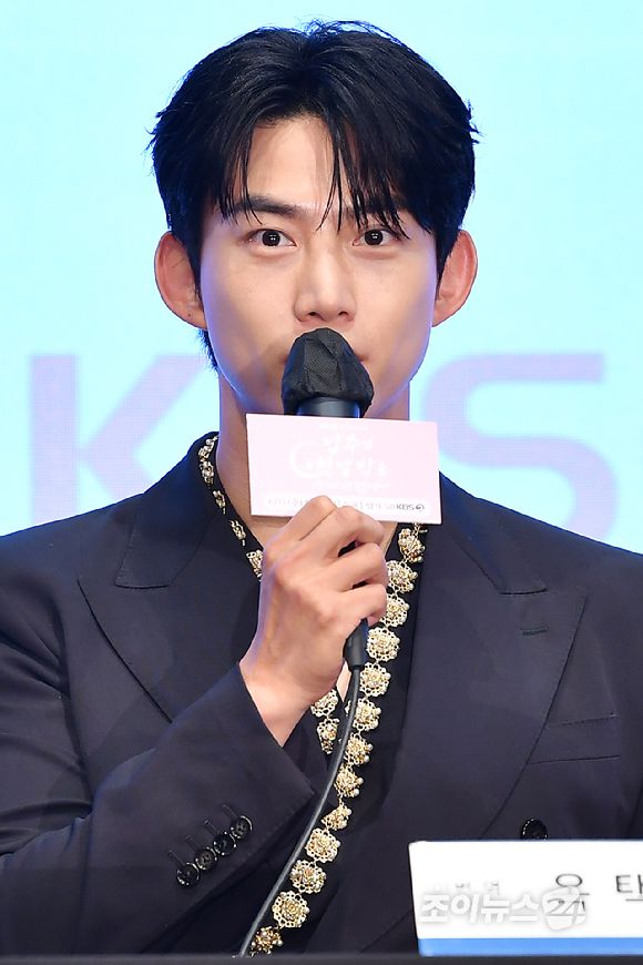 그룹 2PM 옥택연이 11일 오후 서울 구로구 신도림동 더세인트에서 진행된 KBS2 새 수목드라마 '남주의 첫날밤을 가져버렸다' 제작발표회에 참석해 소감을 말하고 있다. [사진=문수지 기자]