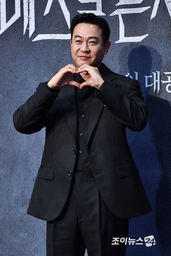 배우 박용우가 12일 오전 서울 구로구 신도림동 라마다서울신도림호텔에서 진행된 LG유플러스 STUDIO X+U 새 미드폼 드라마 '메스를 든 사냥꾼' 제작발표회에 참석해 포즈를 취하고 있다. [사진=문수지 기자]