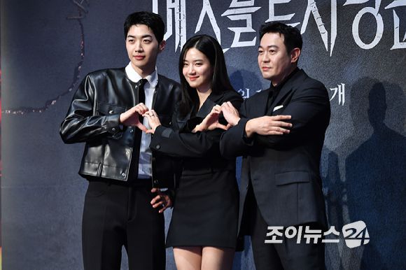 배우 강훈, 박주현, 박용우가 12일 오전 서울 구로구 신도림동 라마다서울신도림호텔에서 진행된 LG유플러스 STUDIO X+U 새 미드폼 드라마 '메스를 든 사냥꾼' 제작발표회에 참석해 포즈를 취하고 있다. [사진=문수지 기자]