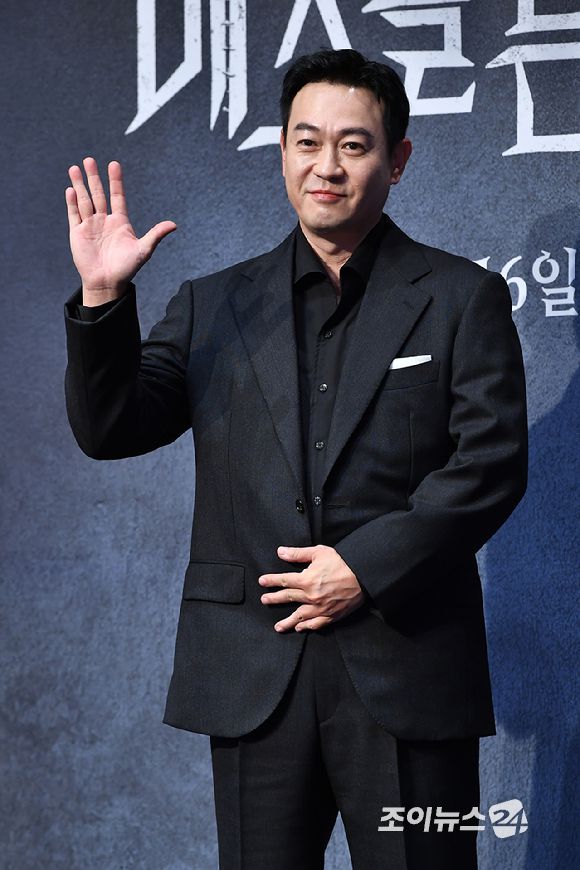 배우 박용우가 12일 오전 서울 구로구 신도림동 라마다서울신도림호텔에서 진행된 LG유플러스 STUDIO X+U 새 미드폼 드라마 '메스를 든 사냥꾼' 제작발표회에 참석해 포즈를 취하고 있다. [사진=문수지 기자]