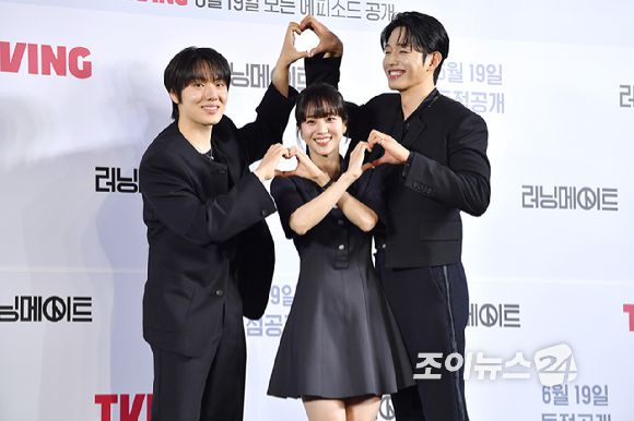 배우 윤현수, 홍화연, 이정식이 12일 오후 서울 마포구 상암동 스탠포드호텔에서 진행된 티빙 오리지널 '러닝메이트' 제작발표회에 참석해 포즈를 취하고 있다. [사진=문수지 기자]