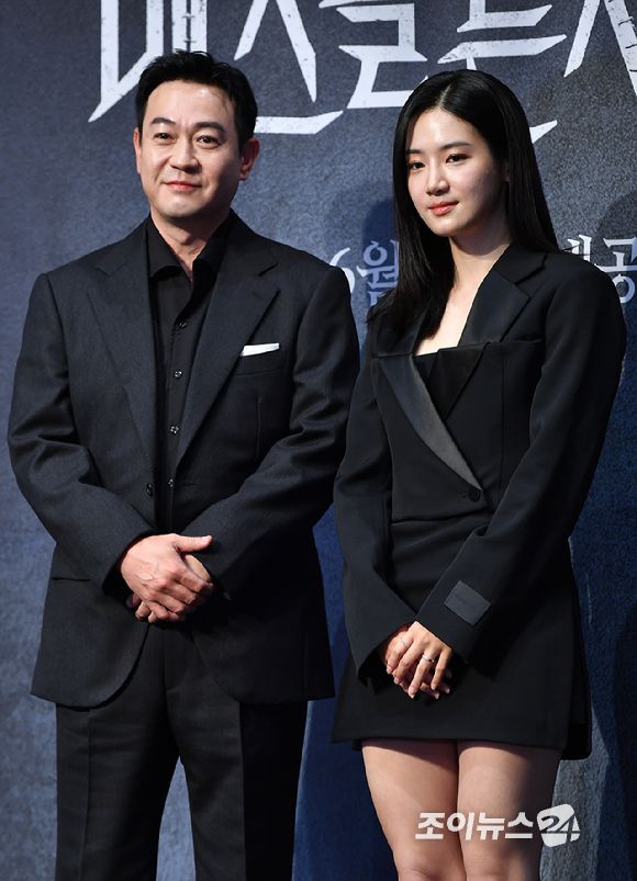 배우 박용우, 박주현이 12일 오전 서울 구로구 신도림동 라마다서울신도림호텔에서 진행된 LG유플러스 STUDIO X+U 새 미드폼 드라마 '메스를 든 사냥꾼' 제작발표회에 참석해 포즈를 취하고 있다. [사진=문수지 기자]