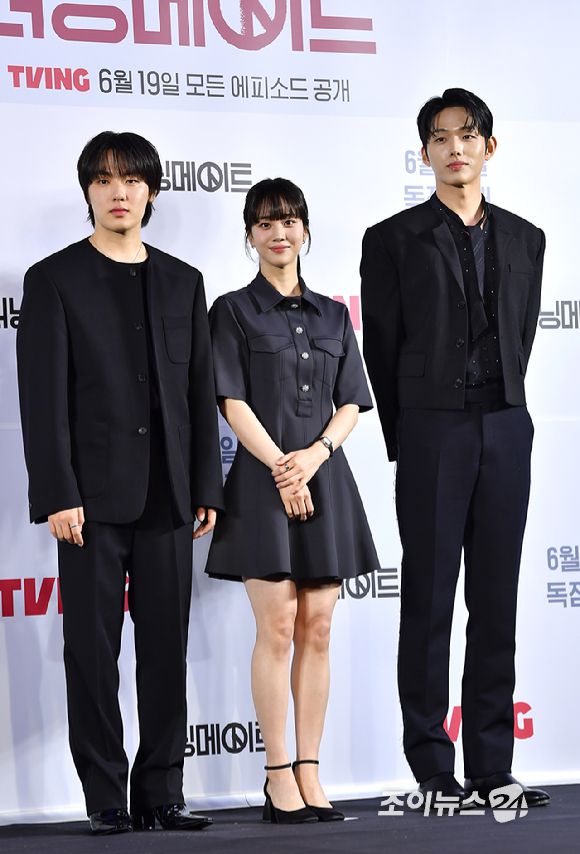 배우 윤현수, 홍화연, 이정식이 12일 오후 서울 마포구 상암동 스탠포드호텔에서 진행된 티빙 오리지널 '러닝메이트' 제작발표회에 참석해 포즈를 취하고 있다. [사진=문수지 기자]