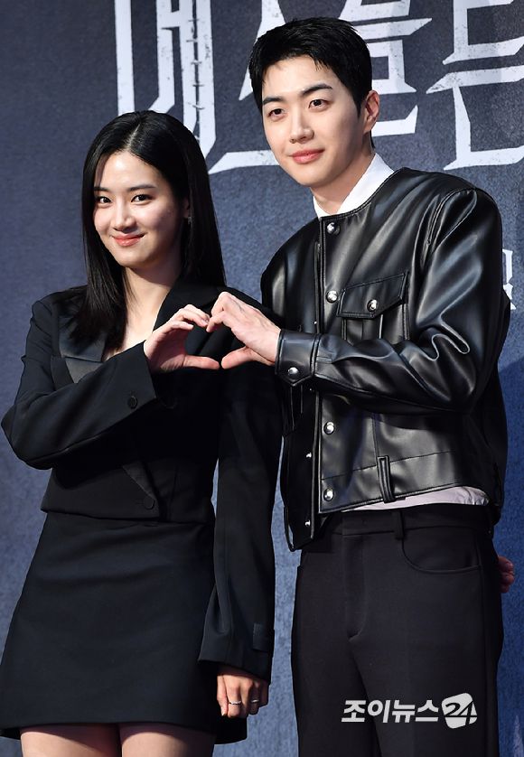 배우 박주현, 강훈이 12일 오전 서울 구로구 신도림동 라마다서울신도림호텔에서 진행된 LG유플러스 STUDIO X+U 새 미드폼 드라마 '메스를 든 사냥꾼' 제작발표회에 참석해 포즈를 취하고 있다. [사진=문수지 기자]