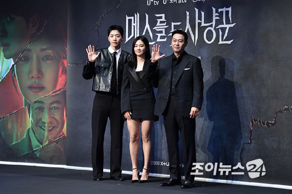 배우 강훈, 박주현, 박용우가 12일 오전 서울 구로구 신도림동 라마다서울신도림호텔에서 진행된 LG유플러스 STUDIO X+U 새 미드폼 드라마 '메스를 든 사냥꾼' 제작발표회에 참석해 포즈를 취하고 있다. [사진=문수지 기자]