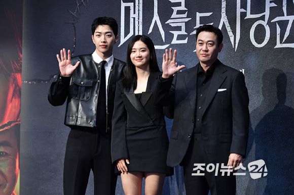 배우 강훈, 박주현, 박용우가 12일 오전 서울 구로구 신도림동 라마다서울신도림호텔에서 진행된 LG유플러스 STUDIO X+U 새 미드폼 드라마 '메스를 든 사냥꾼' 제작발표회에 참석해 포즈를 취하고 있다. [사진=문수지 기자]