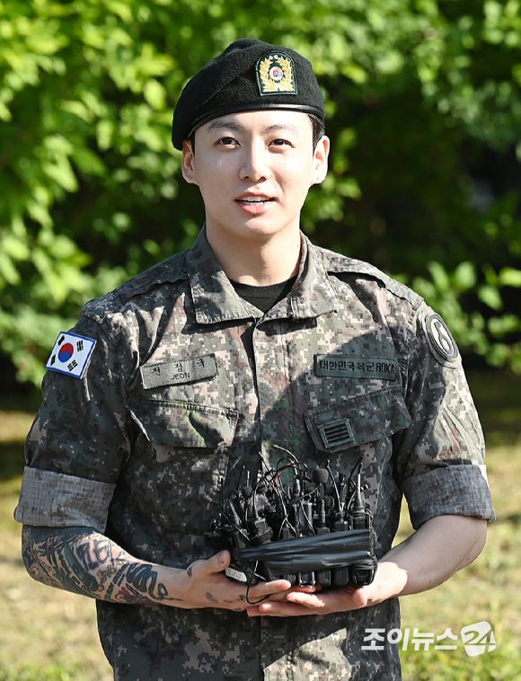 그룹 방탄소년단(BTS) 지민, 정국이 육군 현역으로 군 복무를 마치고 만기 전역했다. 11일 오전 경기 연천군 연천공설운동장에서 진행된 전역 행사에서 정국이 포즈를 취하고 있다. [사진=곽영래 기자]