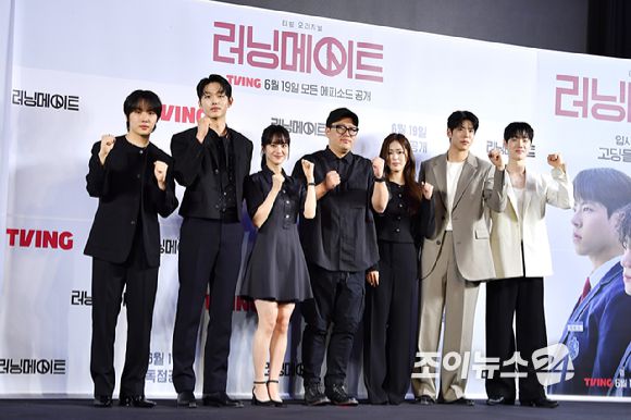 배우 윤현수, 이정식, 홍화연, 한지원 감독, 배우 김지우, 최우성, 이봉준이 12일 오후 서울 마포구 상암동 스탠포드호텔에서 진행된 티빙 오리지널 '러닝메이트' 제작발표회에 참석해 소감을 말하고 있다. [사진=문수지 기자]