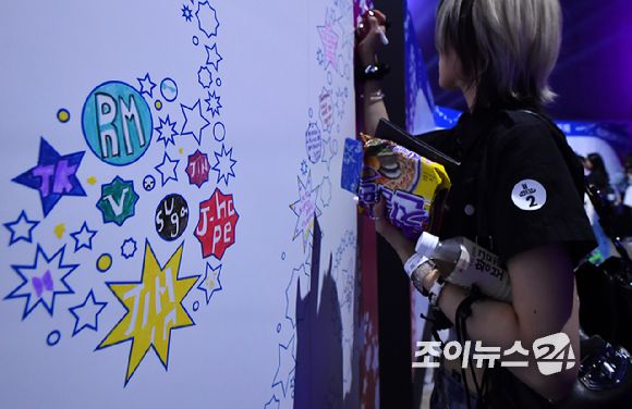 방탄소년단(BTS)과 아미(ARMY, 팬덤명)의 특별한 축제 'BTS FESTA'가 13일 경기도 고양시 킨텍스에서 진행되고 있다. [사진=문수지 기자]