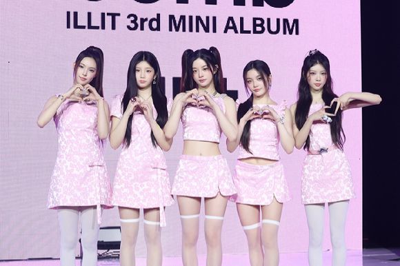 그룹 아일릿이 16일 서울 광진구 예스24 라이브홀에서 열린 미니 3집 'bomb'발매 기념 쇼케이스에서 포즈를 취하고 있다. [사진=빌리프랩]