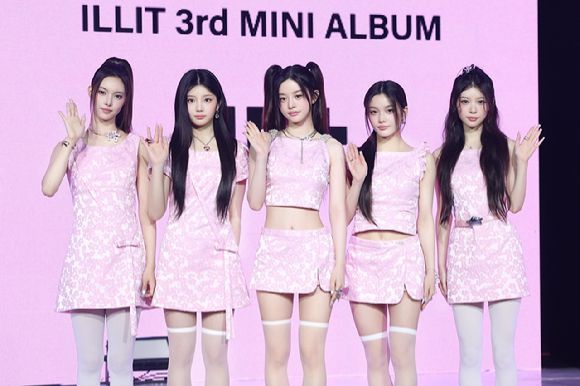 그룹 아일릿이 16일 서울 광진구 예스24 라이브홀에서 열린 미니 3집 'bomb'발매 기념 쇼케이스에서 포즈를 취하고 있다. [사진=빌리프랩]