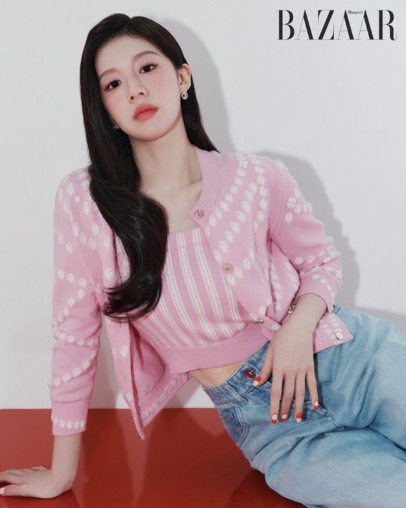 배우 고윤정이 화보 촬영에서 포즈를 취하고 있다. [사진=하퍼스 바자]