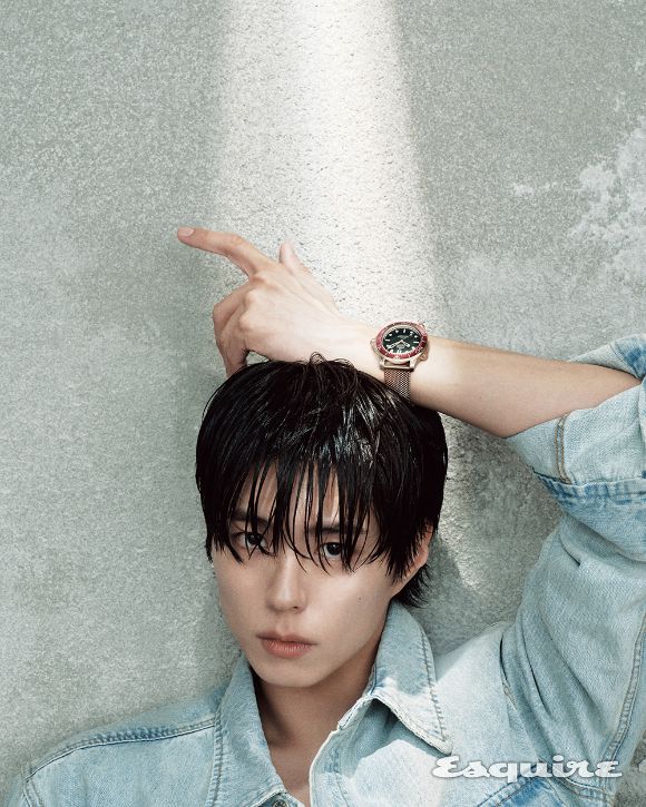 배우 박보검이 화보 촬영에서 포즈를 취하고 있다. [사진=에스콰이어]