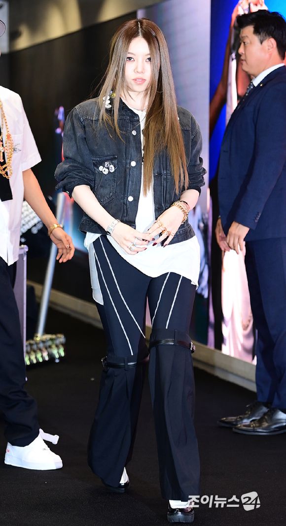 신인 혼성 그룹 올데이 프로젝트 베일리가 23일 오후 서울 강남구 역삼동 일상비일상의틈byU+에서 열린 ALLDAY PROJECT(올데이 프로젝트) 데뷔 기념 팝업 스토어 오픈 포토콜 행사에 참석하고 있다. [사진=정소희 기자]