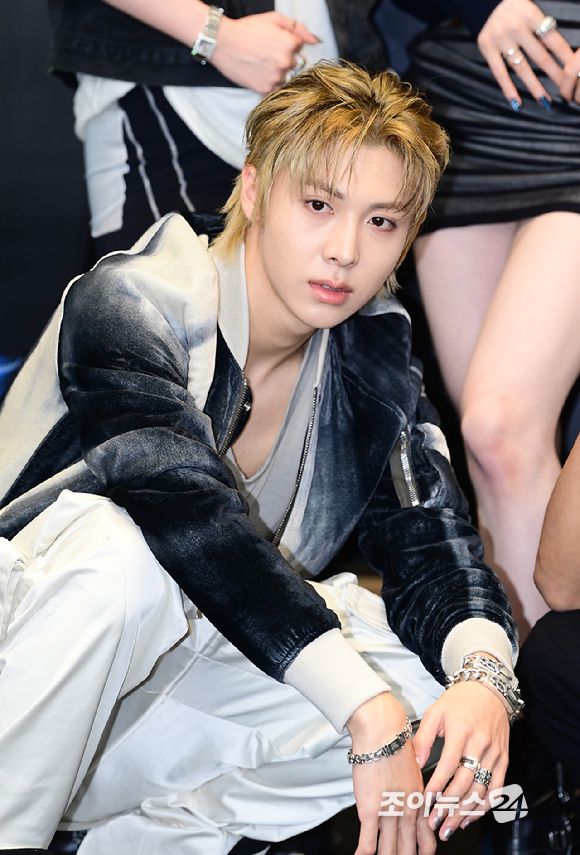 신인 혼성 그룹 올데이 프로젝트 우찬이 23일 오후 서울 강남구 역삼동 일상비일상의틈byU+에서 열린 ALLDAY PROJECT(올데이 프로젝트) 데뷔 기념 팝업 스토어 오픈 포토콜 행사에 참석하고 있다. [사진=정소희 기자]