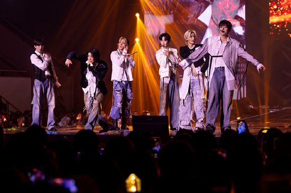 SF9이 단독 콘서트 '2025 SF9 LIVE FANTASY #5 LOVE DAWN'에서 팬들을 만나고 있다. [사진=FNC엔터테인먼트]