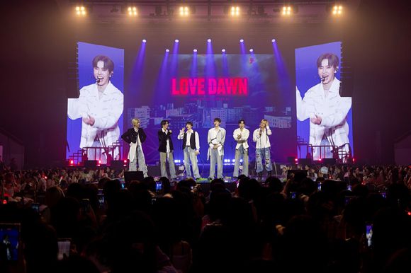 SF9이 단독 콘서트 '2025 SF9 LIVE FANTASY #5 LOVE DAWN'에서 팬들을 만나고 있다. [사진=FNC엔터테인먼트]