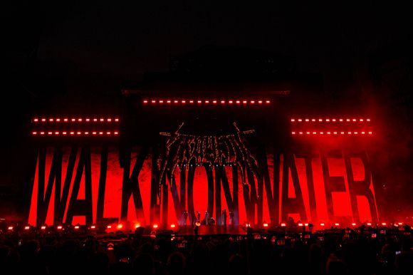 스트레이 키즈가 뉴욕 시티 필드 단독 공연에서 무대를 펼치고 있다. [사진=JYP엔터테인먼트]