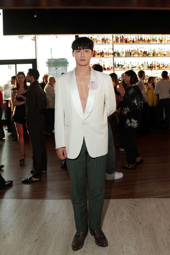프라다 2026 봄-여름 남성복 패션쇼 참석한 배우 이도현 [사진=프라다 ]