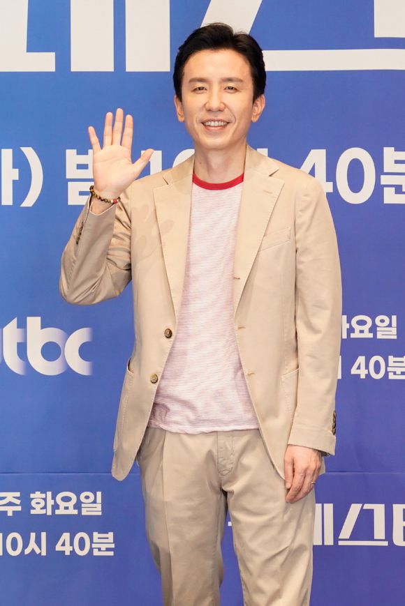 가수 유희열이 7일 온라인으로 진행된 JTBC 신규 음악예능프로그램 '뉴페스타' 제작발표회에 참석해 포즈를 취하고 있다. [사진=JTBC]