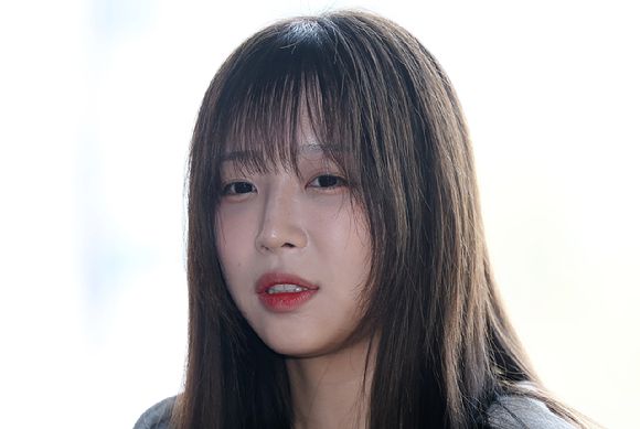 가로세로연구소 대표 김세의씨를 협박 등의 혐의로 고소한 '1천만 유튜버' 쯔양(본명 박정원)씨가 16일 조사를 위해 서울 강남구 강남경찰서로 출석하며 취재진의 질문에 답하고 있다. [사진=연합뉴스]