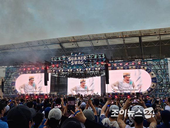 28일 인천 아시아드 주경기장에서 열린 '싸이흠뻑쇼 2025' 콘서트에서 지드래곤이 열창하고 있다. [사진=이미영 기자]