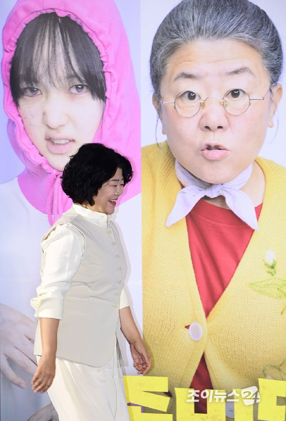 배우 이정은이 30일 오전 서울 CGV 용산아이파크몰에서 열린 영화 '좀비딸' (감독 필감성) 제작보고회에 참석하고 있다. [사진=정소희 기자]