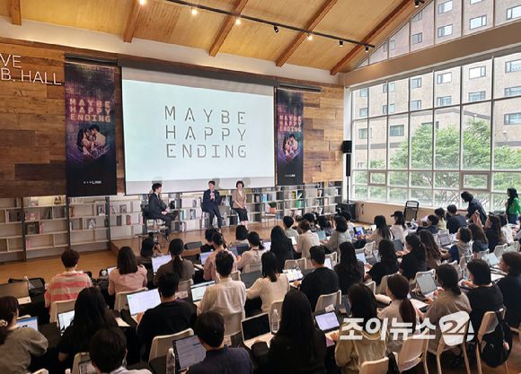 박천휴 작가와 한경숙 프로듀서(NHN링크 공연 제작 이사)가 24일 오후 서울 중구 명동1가 커뮤니티하우스 마실에서 열린 뮤지컬 '어쩌면 해피엔딩' 토니어워즈 수상 기념 기자간담회에 참석하고 있다. [사진=정소희 기자]