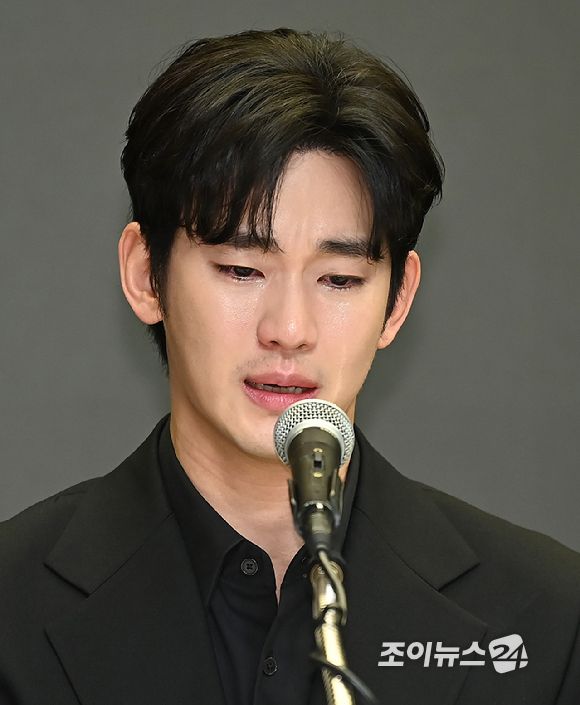 배우 김수현이 31일 오후 서울 마포구 상암동 스탠포드호텔 서울에서 기자회견을 하고 있다. [사진=곽영래 기자]