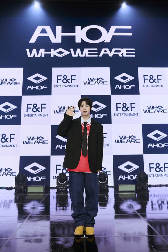 그룹 아홉 차웅기가 1일 서울 광진구 예스24 라이브홀에서 열린 첫 미니앨범 '후 위 아' 쇼케이스에서 포즈를 취하고 있다. [사진=F&F엔터테인먼트]