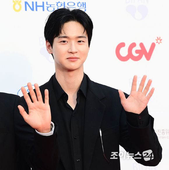 감독으로 변신한 배우 장동윤이 3일 오후 경기도 부천시 부천아트센터에서 열린 제29회 부천국제판타스틱영화제 레드카펫 행사에 참석하고 있다. [사진=정소희 기자]