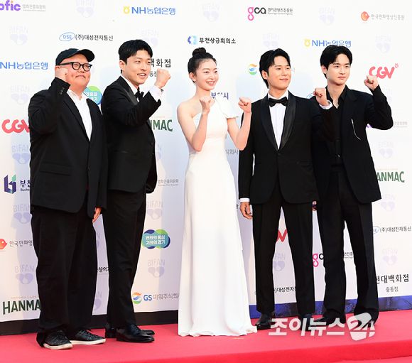 감독으로 변신한 배우 장동윤이 3일 오후 경기도 부천시 부천아트센터에서 열린 제29회 부천국제판타스틱영화제 레드카펫 행사에 참석해 자신의 영화에 출연한 배우들과 포토타임을 갖고 있다. [사진=정소희 기자]