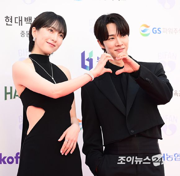 카라 강지영과 하이라이트 이기광이 3일 오후 경기도 부천시 부천아트센터에서 열린 제29회 부천국제판타스틱영화제 레드카펫 행사에 참석하고 있다. [사진=정소희 기자]