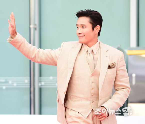 배우 이병헌이 3일 오후 경기도 부천시 부천아트센터에서 열린 제29회 부천국제판타스틱영화제 레드카펫 행사에 참석하고 있다. [사진=정소희 기자]